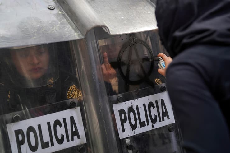 תמונות השנה של רויטרס 2020 פעיל פמיניסטית מול שוטרים ב הפגנה ב מקסיקו סיטי 27 ספטמבר