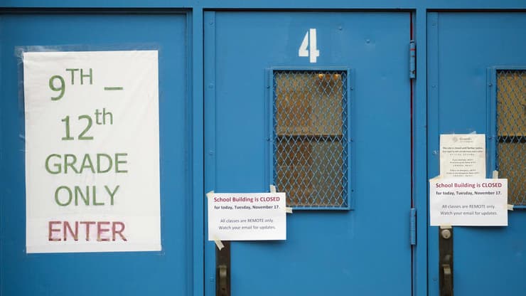 ארה"ב נגיף קורונה שלטים בית ספר סגור ניו יורק ברוקלין