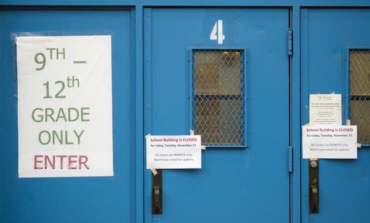 ארה"ב נגיף קורונה שלטים בית ספר סגור ניו יורק ברוקלין