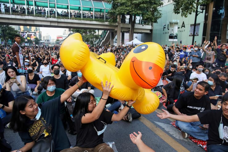 תאילנד מחאה ברווזים ברווזי גומי מתנפחים הפגנות נגד המלך ו ראש הממשלה