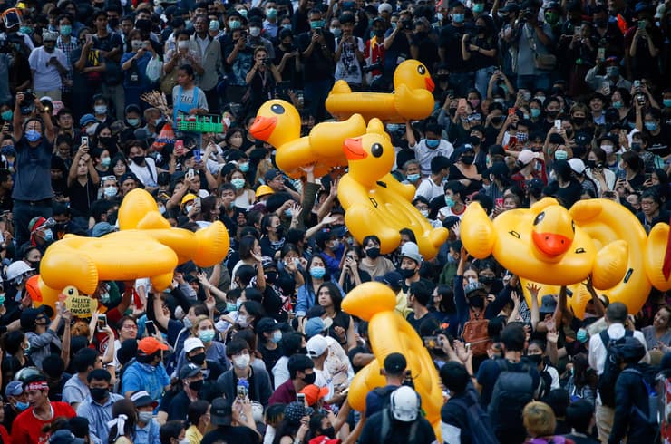 תאילנד מחאה ברווזים ברווזי גומי מתנפחים הפגנות נגד המלך ו ראש הממשלה