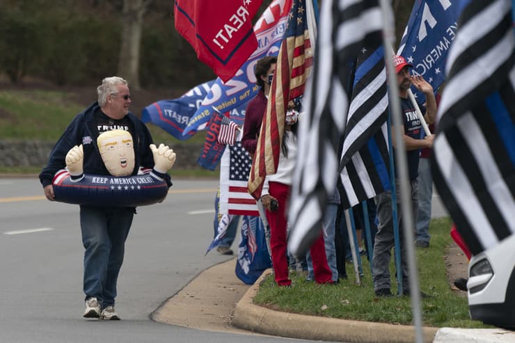תומכים של דונלד טראמפ ליד מגרש ה גולף סטרלינג וירג'יניה ארה"ב