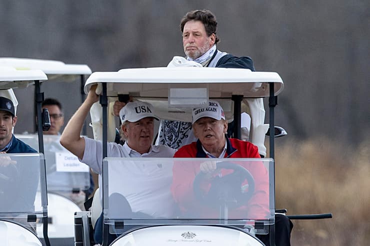 דונלד טראמפ משחק גולף סטרלינג וירג'יניה ארה"ב