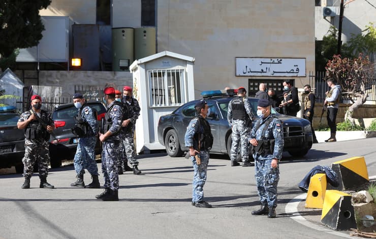 שוטרים מחוץ לכלא פרברי ביירות עצירים ברחו מהכלא לבנון