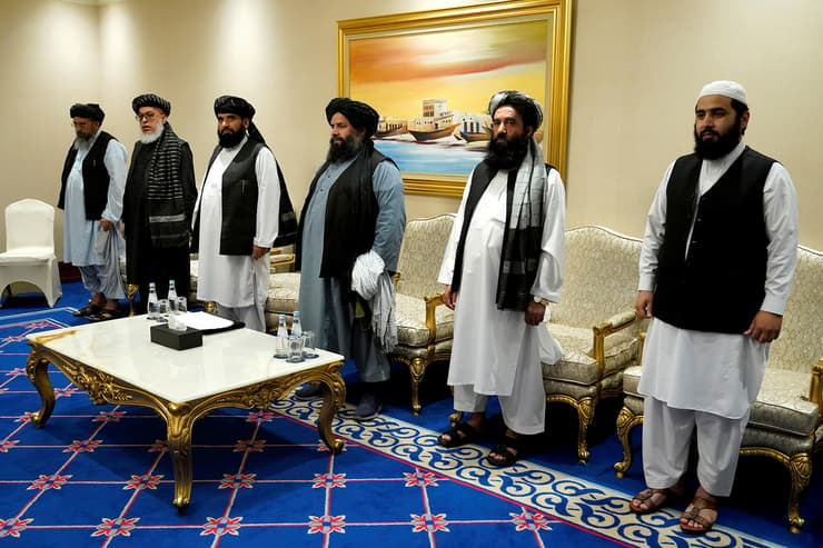 אפגניסטן מזכיר המדינה של ארה"ב מייק פומפאו נפגש עם משלחת של ה טליבאן ל תהליך השלום קטאר
