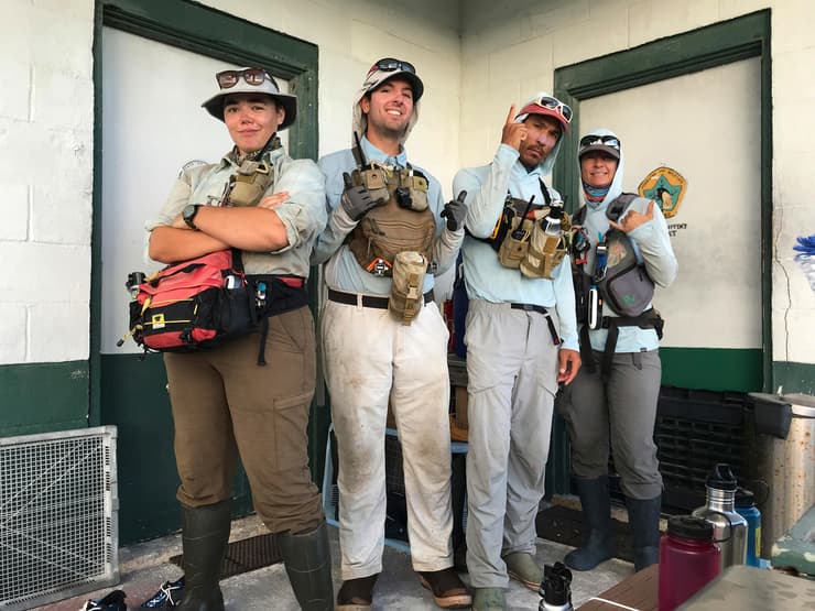 ארבעת העובדים ב אטול קורי ב הוואי לפני החזרה הביתה 