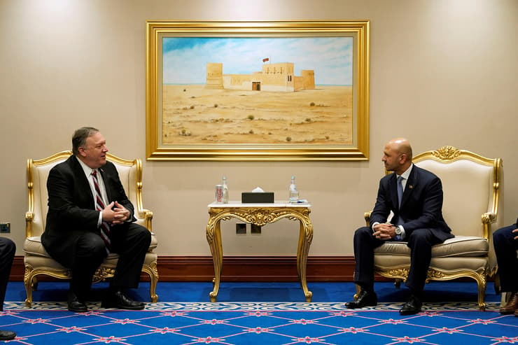 אפגניסטן מזכיר המדינה של ארה"ב מייק פומפאו נפגש עם השר האפגני לענייני תהליך השלום קטאר