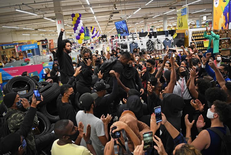 ברזיל ז'ואאו אלברטו סילביירה פרייטס גבר שחור נהרג בידי מאבטחים מחאה ב סופרמרקט ריו דה ז'ניירו