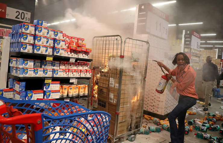 ברזיל ז'ואאו אלברטו סילביירה פרייטס גבר שחור נהרג בידי מאבטחים מחאה ב סופרמרקט סאו פאולו כיבוי שריפה
