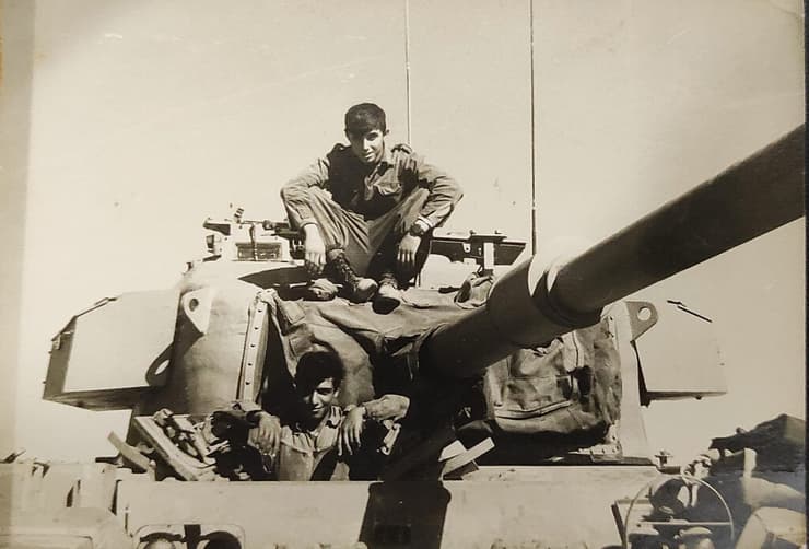 דב זולדן כחייל (על הטנק) בבסיס ברמת הגולן