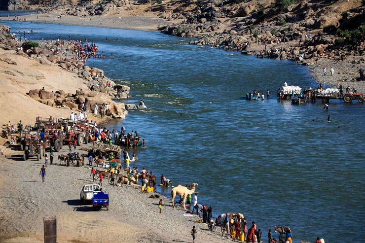 אתיופיה מלחמה ב תיגראי פליטים חוצים נהר ב גבול סודן