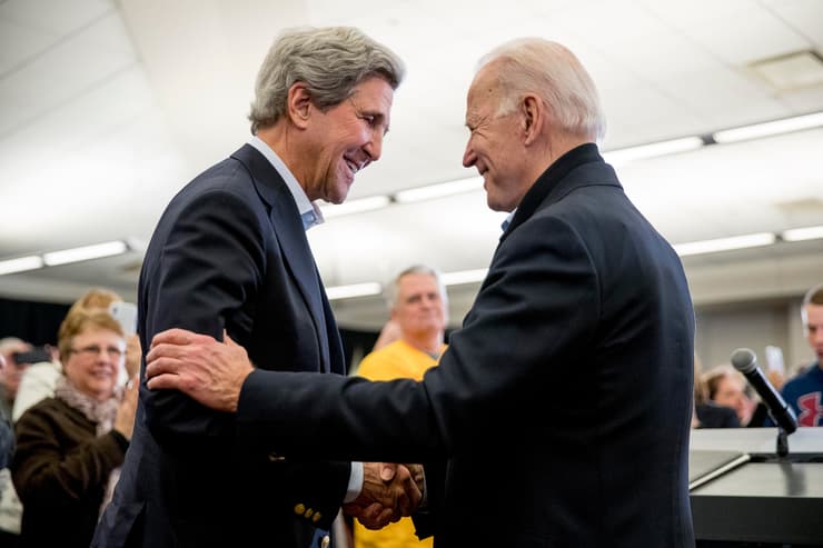 ג'ון קרי עם ג'ו ביידן עצרת בחירות ב אייווה פברואר 2020 ארה"ב