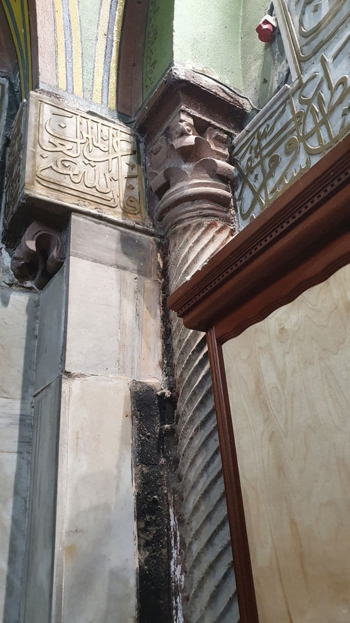 עמוד כנסיה צלבנית עם טקסט מהקוראן ממסגד מהתקופה הממלוכית בתוך בית כנסת בימינו
