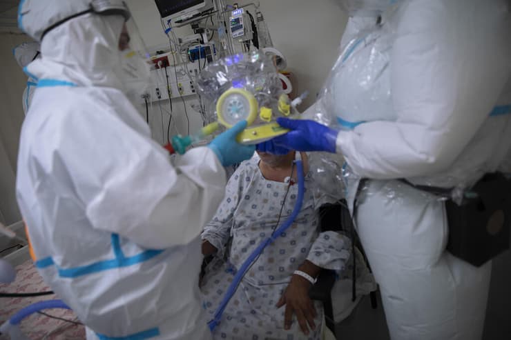 חולה קורונה מחלקת קורונה צוות רפואי רופאים ציוד מגן ב בית החולים שערי צדק ירושלים