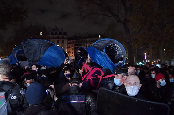 צרפת פריז פינוי מחנה אוהלים של מהגרים 