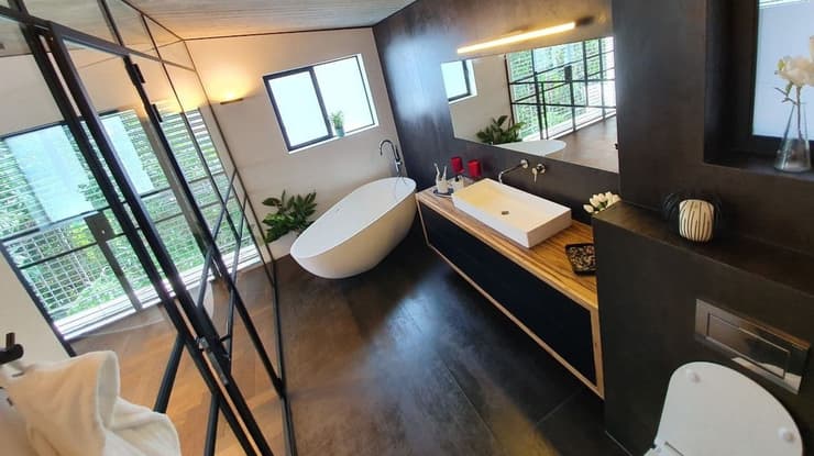 האלפיון האליון אסלות חדר אמבטיה בוילה יוקרתית ברמת גן של אדריכל רון שפיגל