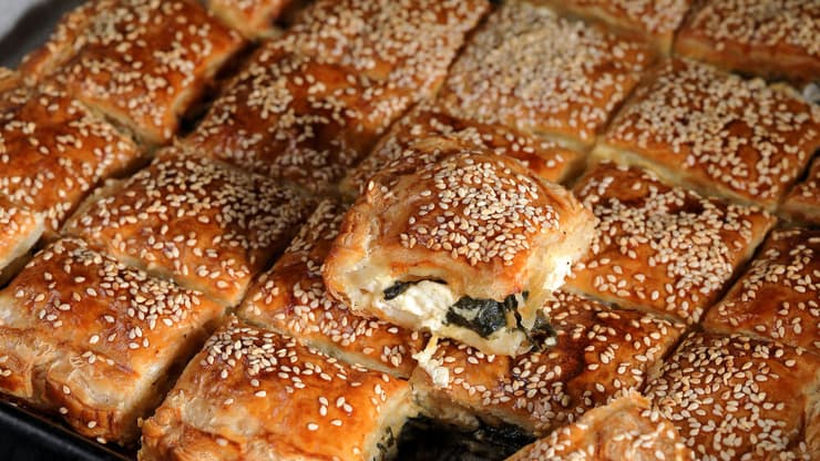 בורקס הוא מאכל עתיר בשומן רווי, מזיק לבריאות ובעל ערך תזונתי נמוך. אילוסטרציה (צילום: shutterstock) בורקס - אילוסטרציה