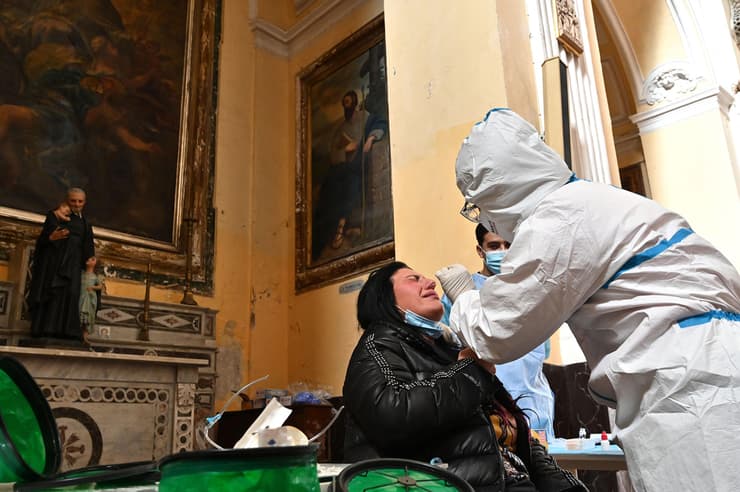 איטליה כנסייה נאפולי בדיקות קורונה מהירות חינם תרומה מ נבדקים אחרים כמו עם קפה