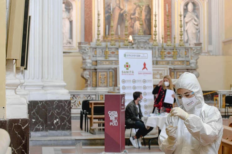 איטליה כנסייה נאפולי בדיקות קורונה מהירות חינם תרומה מ נבדקים אחרים כמו עם קפה