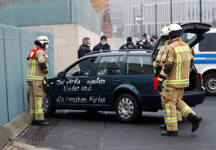 רכב התנגש בשער משרדי קנצלרית גרמניה אנגלה מרקל ב ברלין 