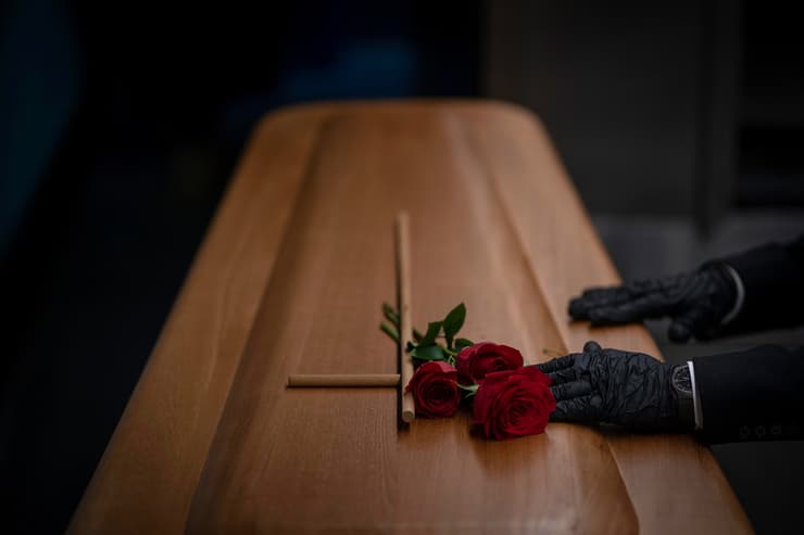 ארון של חולה קורונה שמת ב גירונה ספרד לפני שריפת הגופה