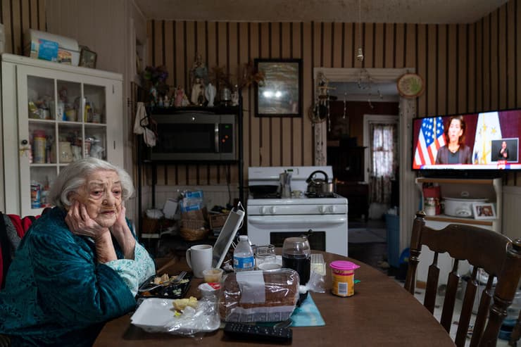 ארה"ב נגיף קורונה חג ההודיה ריטה סקנלון בת 92 רוד איילנד אוכל שהביאו מתנדבים