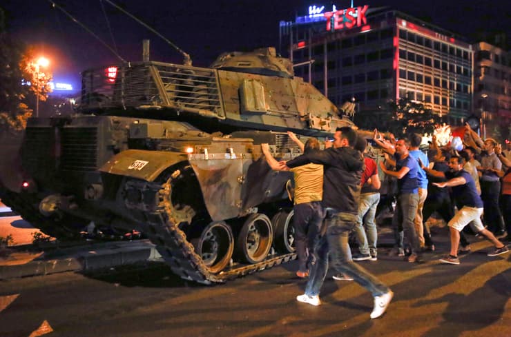 תמונת ארכיון יולי 2016 פצוע במהלך ניסיון הפיכה כושל אנקרה טורקיה