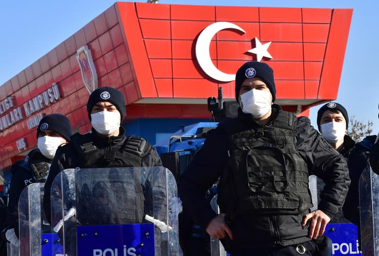 שוטרים ב אנקרה טורקיה שומרים על כניסה לבית משפט דיון על נאשמים ב ניסיון הפיכה כושל