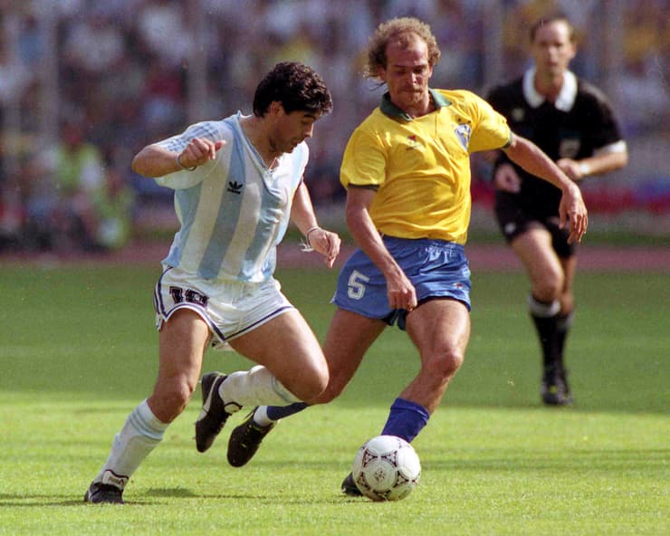 מראדונה והברזילאי אלמאו במונדיאל 1990