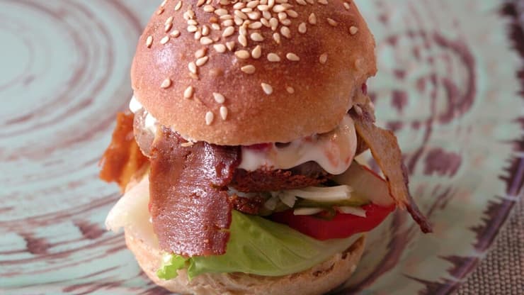 מיניבורגר מושחת טבעוני עם גבינת שקדים ו”בייקון”. אירוח ביתי Vegan Express, מצפה רמון. 