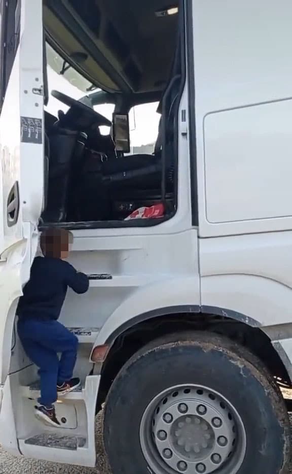 צפו בילד קטן נוהג לבדו במשאית