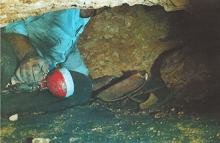 אחד המדריכים של מדרשת חברון שנכנס לפני  כ - 40 שנה פנימה למערה 