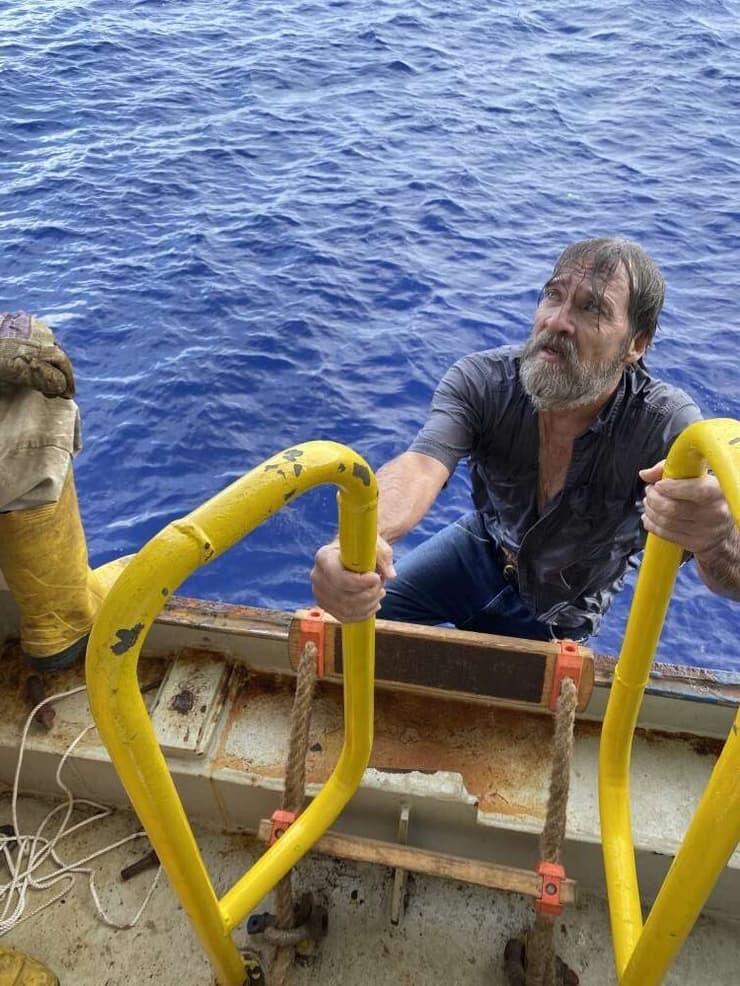 סטיוארט בי חולץ מ ים אוקיינוס חילוץ ליד חופי פלורידה כשהוא נאחז בחרטום ספינה