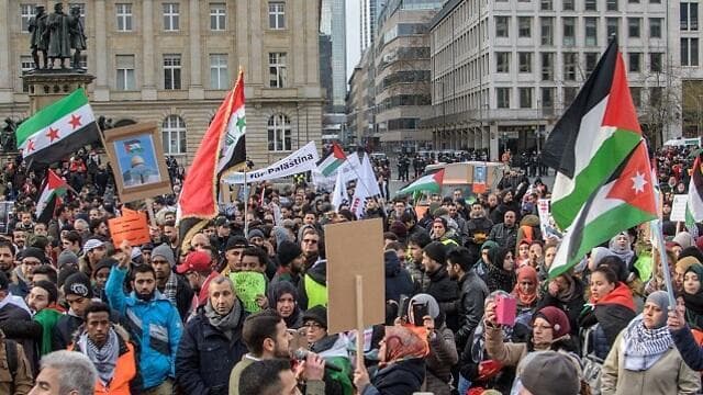 מוסלמים בגרמניה מפגינים נגד ישראל. ''הנושא של איסלאם פוליטי הוא טאבו, ישר שמים אותך בפינת הגזענים''