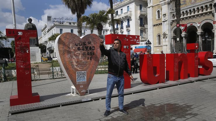 אזרח מצלם סלפי בתוניסיה