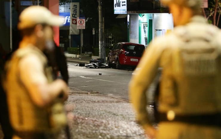 כוחות ביטחון בעיר קריסיומה ב ברזיל חסמו אזור שבו נמצאו חומרי נפץ