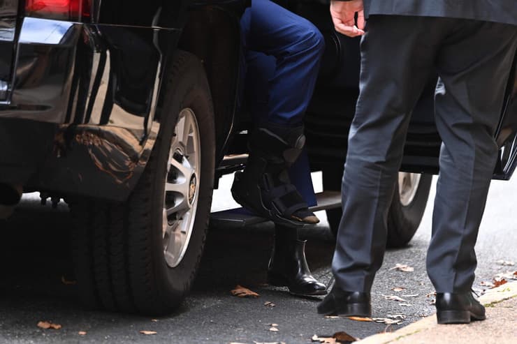 ג'ו ביידן עם סד אחרי הפציעה ב קרסול רגל ארה"ב