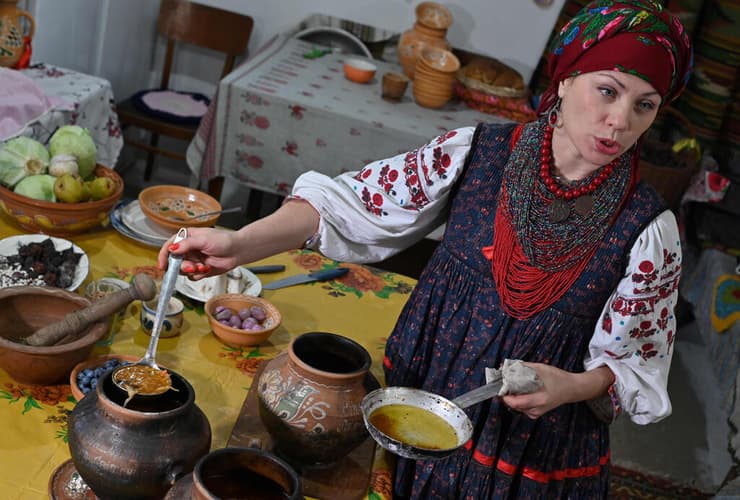 אוקראינה רוסיה הקרב על ה בורשט אולנה שרבאן מכינה שלושה סוגים של המרק המסורתי
