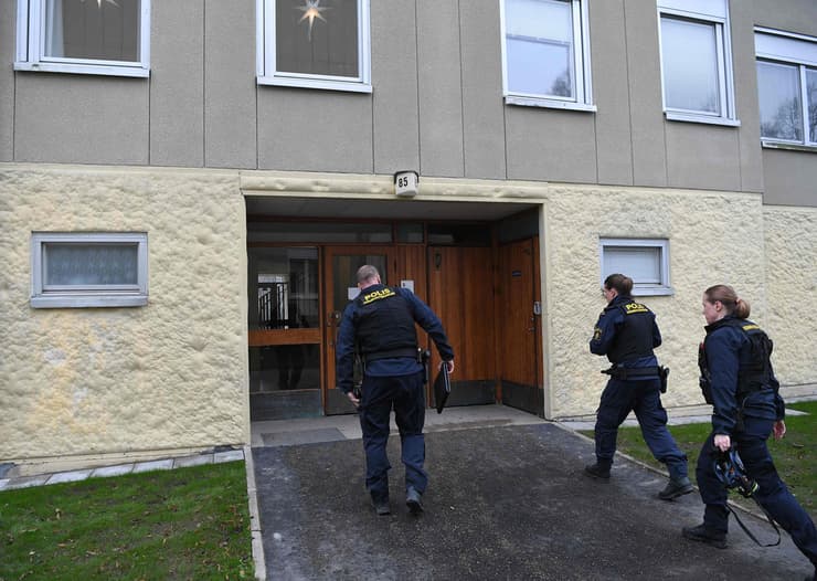 שבדיה סטוקהולם אישה כלאה את בנה בבית 30 שנה