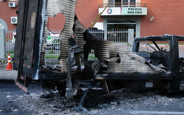 משאית שהוצתה במהלך המהומות בעיר קריסיומה ברזיל