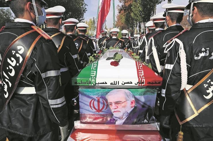 הלוויה של פח'ריזאדה בטהרן. ברחובות מקוננים, ברשתות החברתיות לועגים