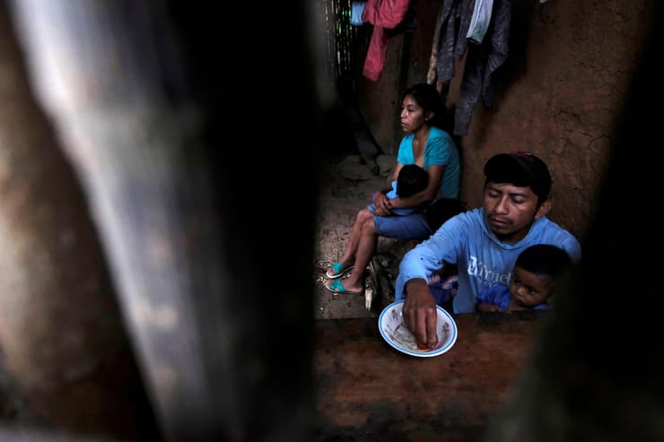 חוזה ארנדו סושיטה אוכל עם ילדיו ב עיירה לה פלמייה ב גואטמלה