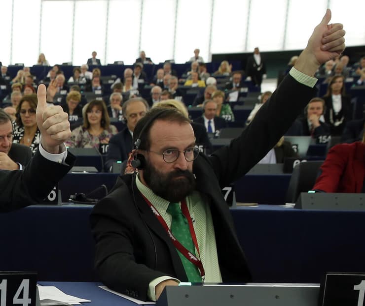 הונגריה חבר הפרלמנט האירופי יוז'ף שאייר נתפס ב מסיבת מין בזמן ה סגר קורונה בלגיה