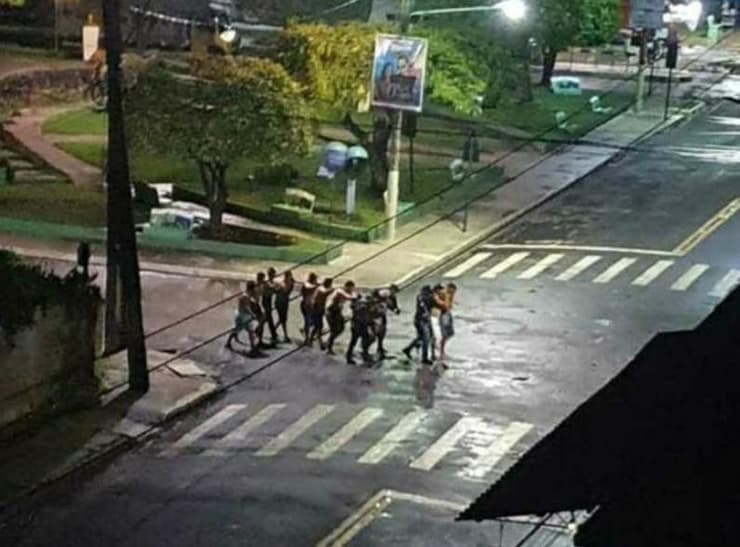 שבויים ב רחובות העיר קמטה ברזיל שוד בנק
