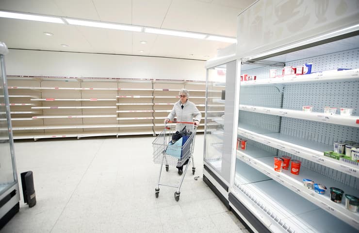 תמונות השנה בעולם של רויטרס מדפים ריקים סופרמרקט תחילת המגפה הרפנדן בריטניה