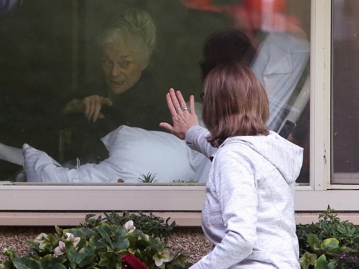 תמונות השנה בעולם של רויטרס ארה"ב סיאטל לורי ספנס מבקרת את אמה ג'ודי שייפ בת 81 נדבקה קורונה בית אבות