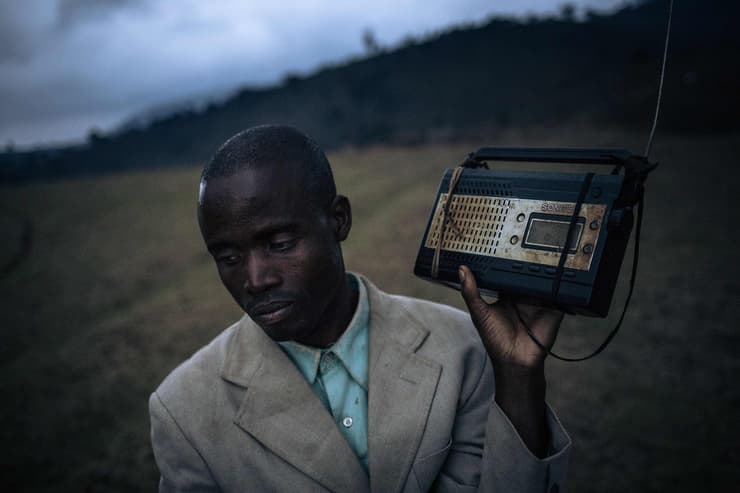 תמונות השנה בעולם של AFP פליט מאזור לחימה ברפובליקה הדמוקרטית של קונגו מנסה לקלוט חדשות ברדיו