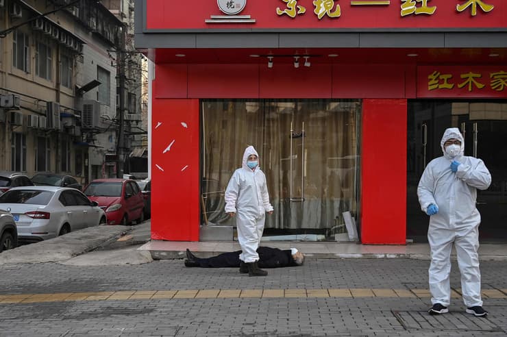 תמונות השנה בעולם של AFP גבר התמוטט ומת ליד בית חולים ב ווהאן ינואר שיא המגפה