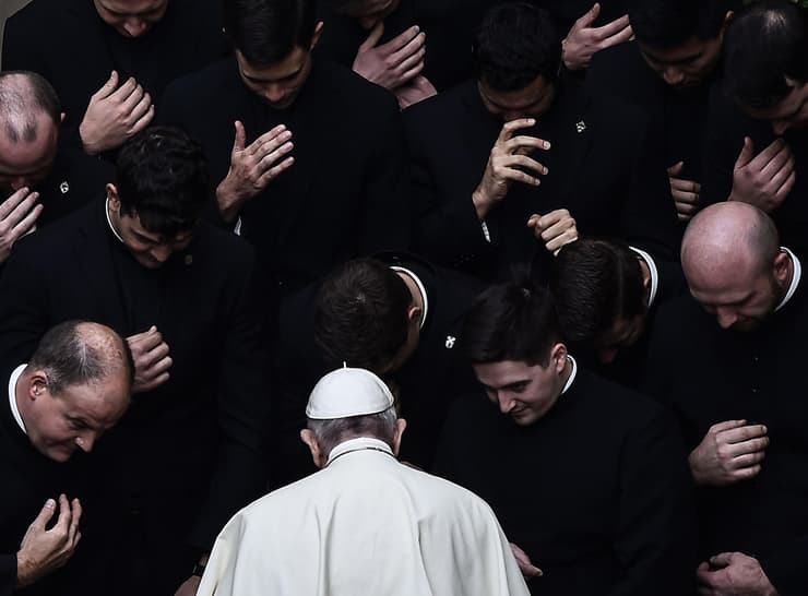תמונות השנה בעולם של AFP האפיפיור בסוף תפילה עם כמרים ב ותיקן