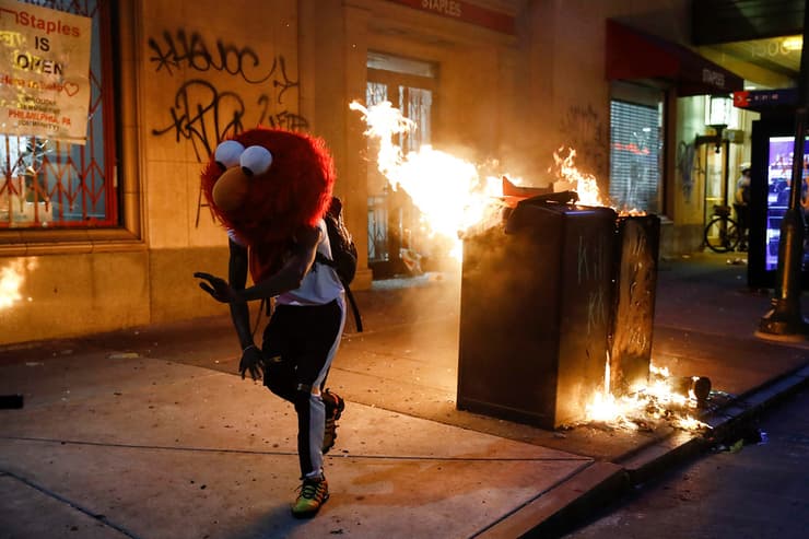 תמונות השנה בעולם של AP מפגין בתחפושת אלמו רוקד ב מהומות ב פילדלפיה ג'ורג' פלויד 30 במאי